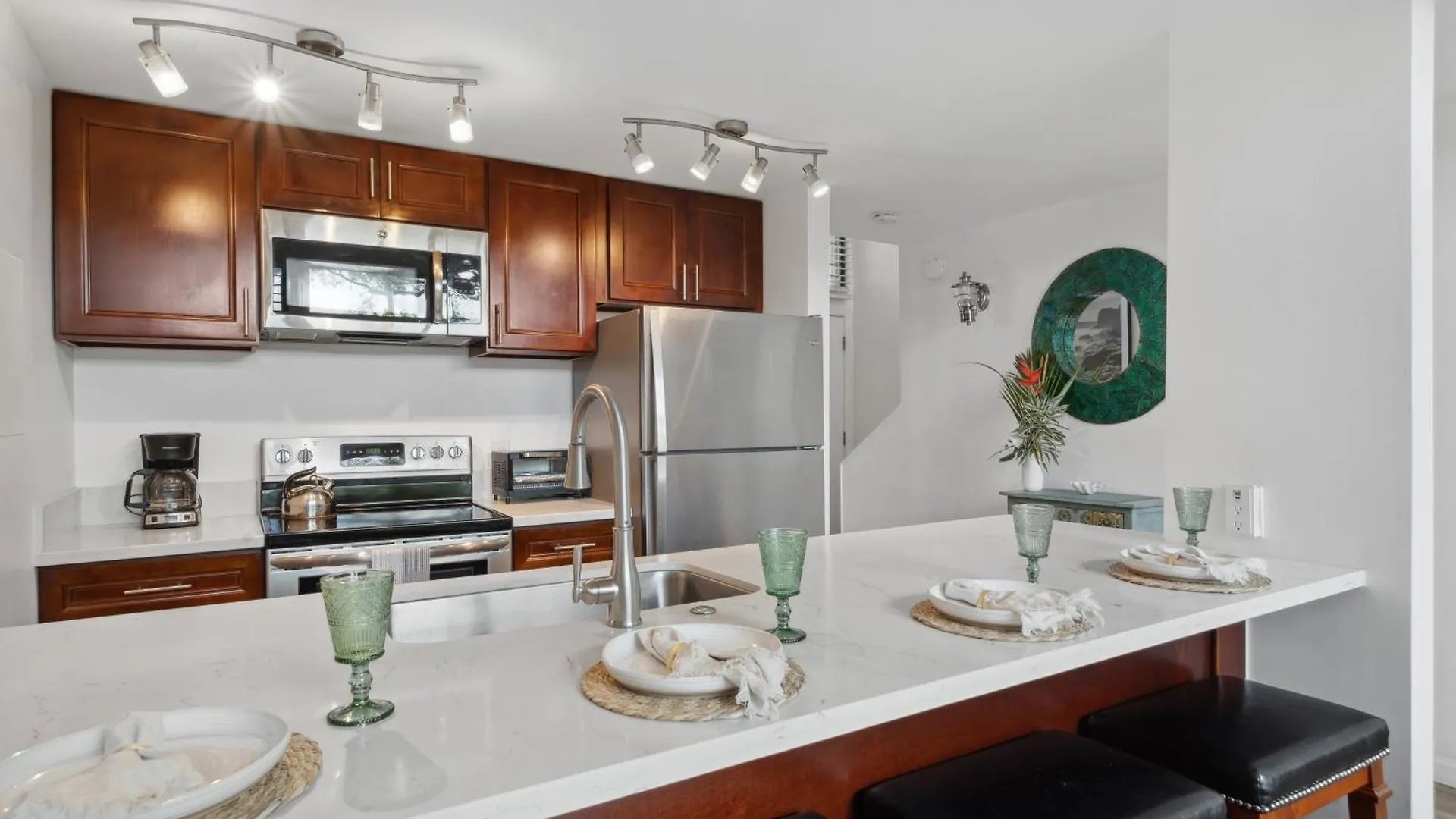 3 Min Walk To Beach With 2 King Beds And Centrally Located Kihei