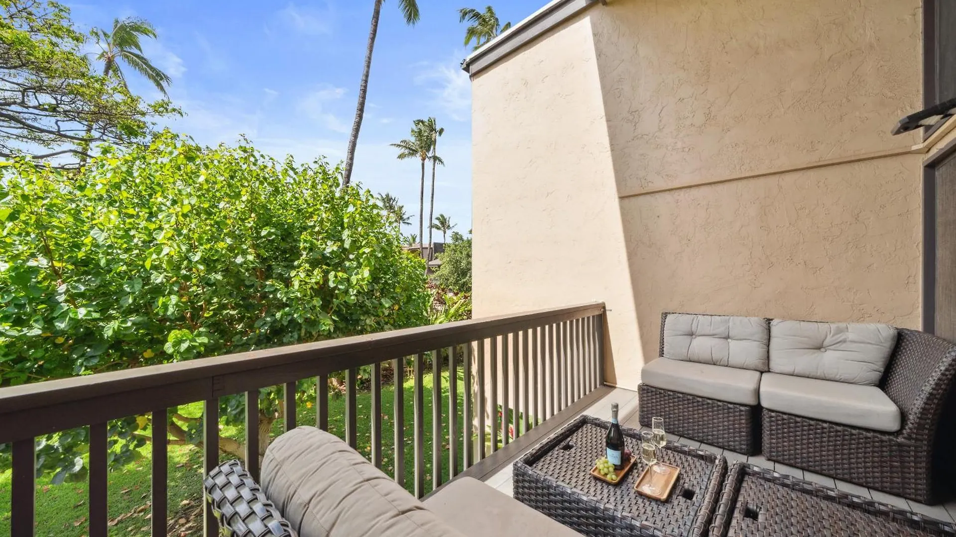 3 Min Walk To Beach With 2 King Beds And Centrally Located Kihei