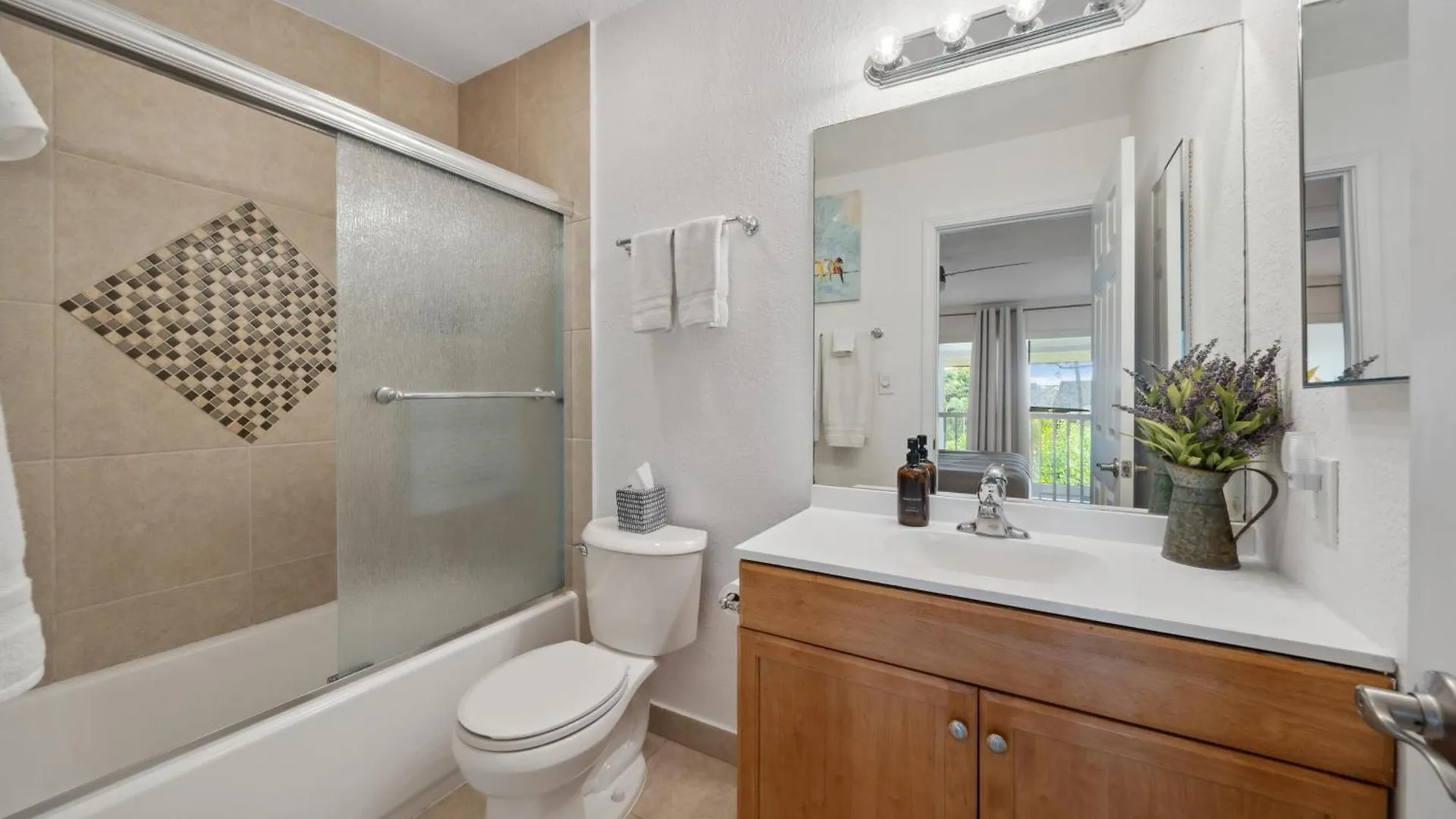 3 Min Walk To Beach With 2 King Beds And Centrally Located Kihei